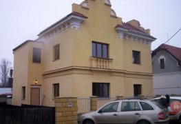 Veltrusy, sanace vlhkého zdiva historické vily drátovou elektroosmózou s pevně zabudovanými elektrodami ve zdivu.