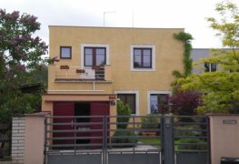 Hradec Králové, sanace vlhkého zdiva rodinného domu kombinací krémové injektáže a bezdrátové elektroosmózy.