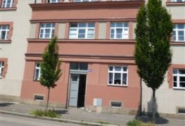 Chrudim, sanace vlhkého zdiva v suterénu bytového domu aktivní drátovou elektroosmózou.