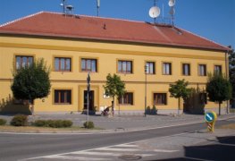 Sanace vlhkého zdiva rozsáhlého objektu obecního úřadu v Moravském Písku aktivní drátovou elektroosmózou.