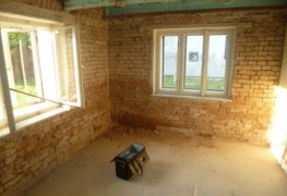 Mnětice, sanace vlhkého zdiva rodinného domu metodou aktivní drátové elektroosmózy.