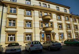 Chrudim, sanace vlhkého zdiva suterénu bytového domu aktivní drátovou elektroosmózou.