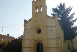 Močovice, sanace vlhkého zdiva kaple aktivní drátovou elektroosmózou. Dále provedení sanačních omítek a odvodnění okolí kaple.