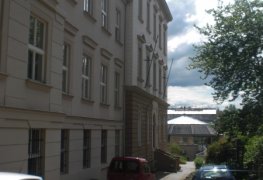 Universita Karlova, Praha 2, sanace vlhkého zdiva metodou aktivní drátové elektroosmózy na katedře botaniky UK Praha, povrchová úprava zdiva hydrofilními sanačními omítkami.