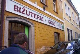 Chrudim, odstranění vlhkosti z komerčního historického objektu technologií aktivní drátové elektroosmózy.