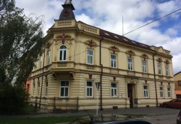 Chrudim, Snížení vlhkosti spodní stavby historického domu bezdrátovou elektroosmózou, odkop obvodového zdiva, svislá izolace, drenáž.