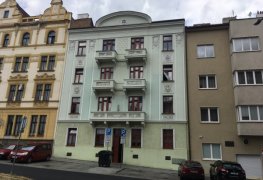 Plzeň, sanace vlhkého zdiva suterénních bytů aktivní drátovou elektroosmózou, sanační omítky v interiéru, mělký odkop a odvod srážkových vod.