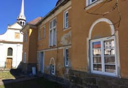 Vyšší Brod, sanace objektu aktivní drátovou elektroosmózou, odkop zdiva, svislá izolace, drenáž, vnitřní zateplení přízemních bytů