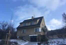 Jeseník, sanace vlhkého sklepa rodinného domu technologií aktivní drátové elektroosmózy.