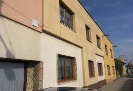 Pardubice, dodatečná hydroizolace a sanace vlhkého zdiva řadového rodinného domu chemickou injektáží.