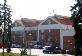 Praha, sanace a odvlhčení zdiva budovy Pražské Plynárenské - použitá technologie aktivní drátová elektroosmóza, sanační omítky.