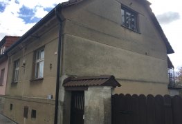 Doksy u Kladna, odvlhčení zdiva rodinného domu kombinací sanačních metod bezdrátové elektroosmózy a chemické injektáže.