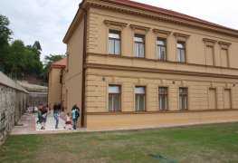 Praha 4, sanace vlhkého zdiva budovy základní školy - technologie aktivní drátové elektroosmózy.