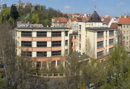 Praha 4, Základní škola Mendíků - oprava obvodového zdiva pozemku školy - technologie opravných sanačních malt, omítek a nátěrů.