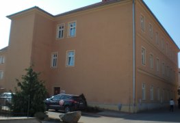 Čáslav, sanace vlhkého zdiva památkově chráněného objektu souborem sanačních technologií - aktivní drátová elektroosmóza, vápenné trassové omítky.