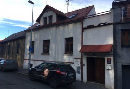 Praha 6, vysoušení zdiva rodinného domu kombinací sanačních metod aktivní drátové elektroosmózy a chemické injektáže.