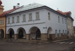 Sobotka, sanace vlhkého zdiva památkově chráněného objektu aktivní drátovou elektroosmózou.