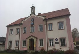 Roseč, vysoušení zdiva obecního úřadu technologií aktivní drátové elektroosmózy.