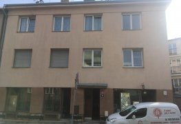 Praha 6, komplexní sanace vlhkého zdiva suterénu bytového domu souborem sanačních metod - aktivní drátová elektroosmóza, chemická injektáž, hydroizolační stěrky.