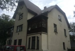 Praha 10, sanace vlhkého zdiva a dodatečná hydroizolace historické vily technologií chemické injektáže, hydroizolačních stěrek a sanačních tepelně-izolačních omítek.