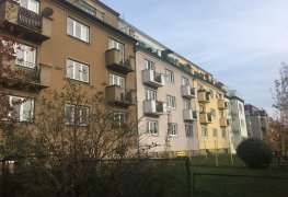 Praha 6, dodatečná hydroizolace spodní stavby bytového domu kombinací technologií chemické injektáže, odkopu a svislé izolace s drenáží, sanační omítky.