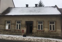 Sanace vlhkého zdiva rodinného domu v Hlinsku v Čechách technologií aktivní drátové elektroosmózy.