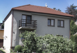 Odvlhčení zdiva a odstranění vzlínající vlhkosti rodinného domu v Hoješíně (okr. Chrudim) aplikací chemických injektáží.