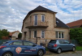 Vysoušení zdiva rodinného domu v Holicích (okr. Pardubice) instalací technologie aktivní drátové elektroosmózy.