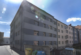 Odstranění vlhkosti v suterénech bytového domu v Chrudimi instalací technologie aktivní drátové elektroosmózy.