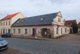 Dodatečná izolace vlhkého zdiva historické stavby v Kostelci nad Černými lesy metodou chemické injektáže.