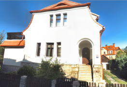 Řešení odvlhčení suterénu rodinného domu v Liberci kombinací aktivní drátové elektroosmózy a chemické injektáže.