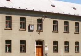 Vendolí, snížení vlhkosti zdiva základní školy bezdrátovou elektroosmózou.