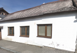 Mírná drátová elektroosmóza řešící problém vlhkého zdiva rodinného domu.