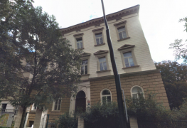 Využití systému aktivní drátové elektroosmózy k sanaci vlhkého zdiva budovy školy.