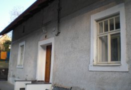 Předhradí, dodatečná hydroizolace zdiva chalupy chemickou injektáží a bezdrátovou elektroosmózou.