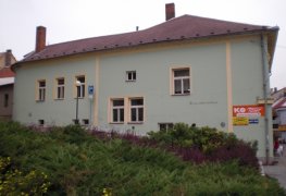 Polička, kombinace technologií bezdrátové elektroosmózy a chemické injektáže pro sanaci vlhkého zdiva historického objektu.