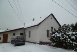 Ženklava, sanace vlhkého zdiva muzea Kristiána Davida aktivní drátovou elektroosmózou.