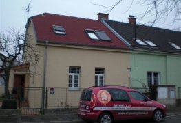 Hradec Králové, sanace vlhkého zdiva rodinného domu metodou chemických injektáží.